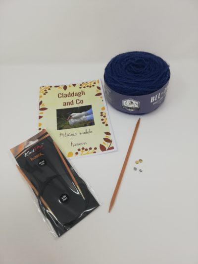 Kit pour tricoter les mitaines Kaouenn couleur bleu marine – Image 2