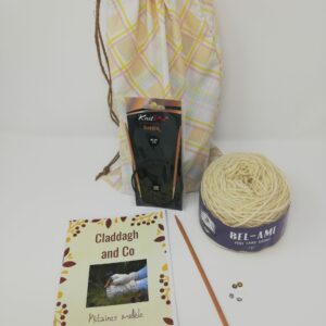 Kit pour tricoter les mitaines Kaouenn couleur écru naturelle